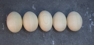 Bir hasır plaka sepeti dekoratif ahşap Paskalya yumurtaları