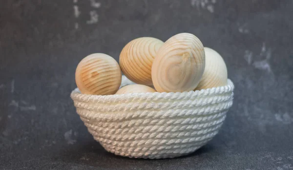 Ovos Páscoa Madeira Decorativos Uma Cesta Chapa Vime — Fotografia de Stock