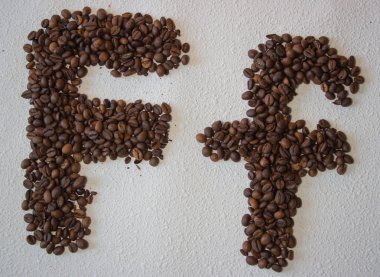 Beyaz arka plan üzerinde kavrulmuş kahve çekirdekleri şekilli alfabe görüntü