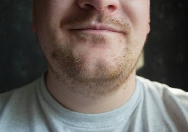 Bir adam küçük sakallı farklı duygular gösterir.