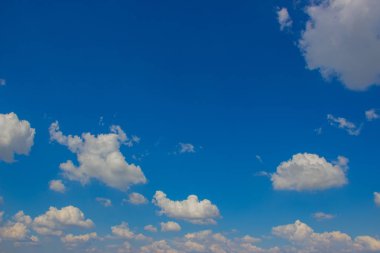 Mavi gökyüzünde bulutların güzel bir fotoğraf, küçük bulutlar sürüsü