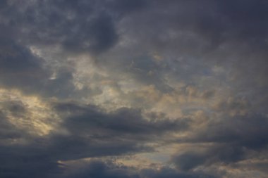 Mavi gökyüzünde bulutların güzel bir fotoğraf, küçük bulutlar sürüsü