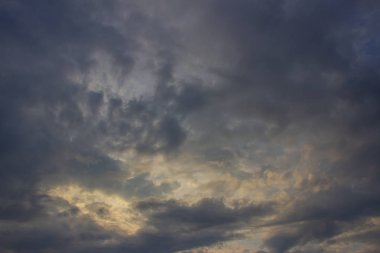 Mavi gökyüzünde bulutların güzel bir fotoğraf, küçük bulutlar sürüsü
