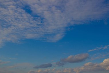 Mavi gökyüzünde bulutların güzel bir fotoğraf, küçük bulutlar sürüsü
