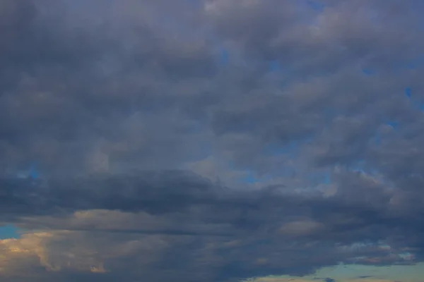 Bela foto de nuvens no céu azul, um bando de pequenas nuvens — Fotografia de Stock