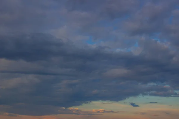 Schönes Foto von Wolken am blauen Himmel, eine Schar kleiner Wolken — Stockfoto