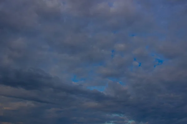 Schönes Foto von Wolken am blauen Himmel, eine Schar kleiner Wolken — Stockfoto