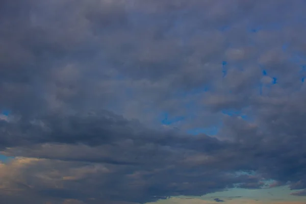 Όμορφη φωτογραφία από σύννεφα στο γαλάζιο του ουρανού, ένα σμήνος από μικρά σύννεφα — Φωτογραφία Αρχείου