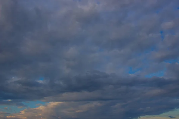 Bela foto de nuvens no céu azul, um bando de pequenas nuvens — Fotografia de Stock