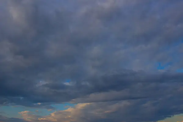 Bela foto de nuvens no céu azul, um bando de pequenas nuvens — Fotografia de Stock