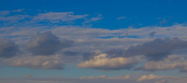 Bela foto de nuvens no céu azul, um bando de pequenas nuvens — Fotografia de Stock