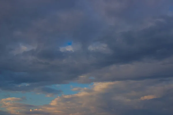 Bela foto de nuvens no céu azul, um bando de pequenas nuvens — Fotografia de Stock