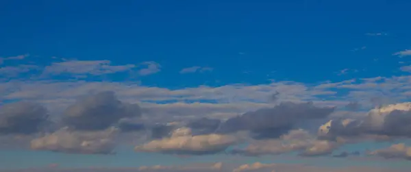 美丽的云彩照片在蓝天上，一群小云 — 图库照片