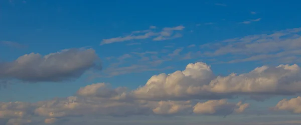 Bela foto de nuvens no céu azul, um bando de pequenas nuvens — Fotografia de Stock