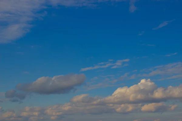 Όμορφη φωτογραφία από σύννεφα στο γαλάζιο του ουρανού, ένα σμήνος από μικρά σύννεφα — Φωτογραφία Αρχείου