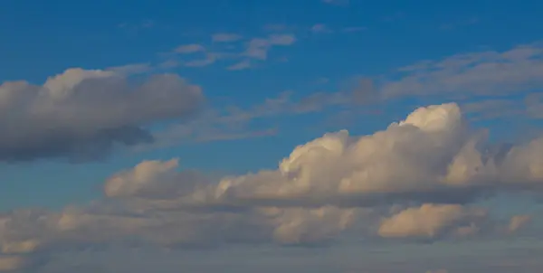 Bela foto de nuvens no céu azul, um bando de pequenas nuvens — Fotografia de Stock