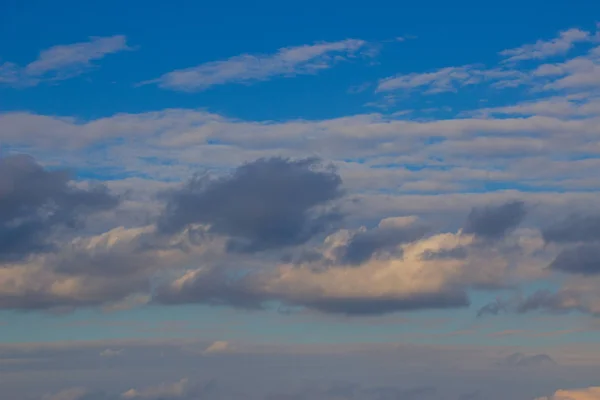 Bela foto de nuvens no céu azul, um bando de pequenas nuvens — Fotografia de Stock