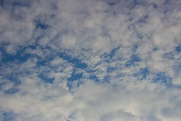 Bela foto de nuvens no céu azul, um bando de pequenas nuvens — Fotografia de Stock