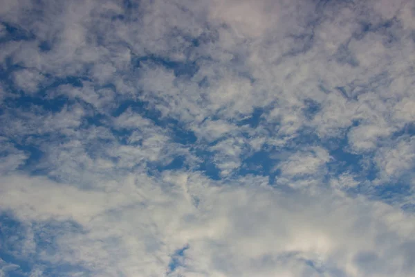 Bela foto de nuvens no céu azul, um bando de pequenas nuvens — Fotografia de Stock