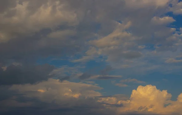 Bela foto de nuvens no céu azul, um bando de pequenas nuvens — Fotografia de Stock