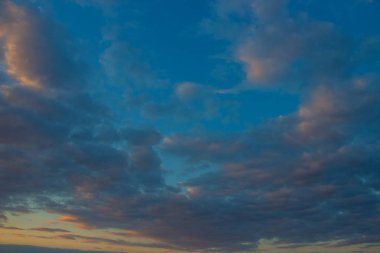 Küçük bulutlar sürüsü, mavi gökyüzünde bulutların güzel bir fotoğraf