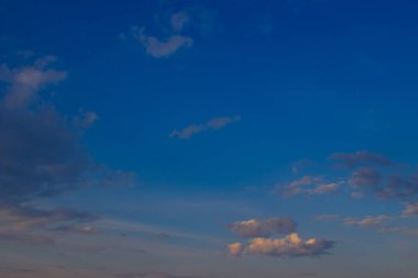 Küçük bulutlar sürüsü, mavi gökyüzünde bulutların güzel bir fotoğraf