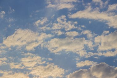 Küçük bulutlar sürüsü, mavi gökyüzünde bulutların güzel bir fotoğraf