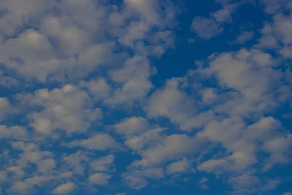 Bando Pequenas Nuvens Bela Foto Nuvens Céu Azul — Fotografia de Stock