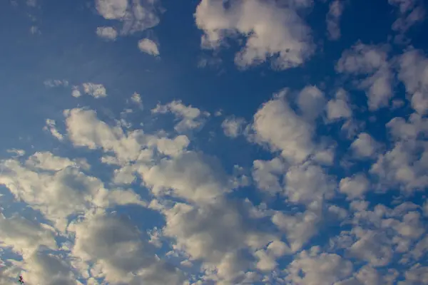 Sekawanan Awan Kecil Indah Foto Awan Langit Biru — Stok Foto