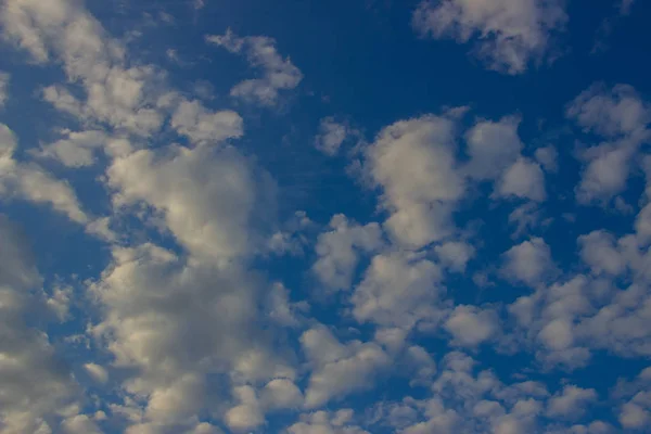 Bando Pequenas Nuvens Bela Foto Nuvens Céu Azul — Fotografia de Stock