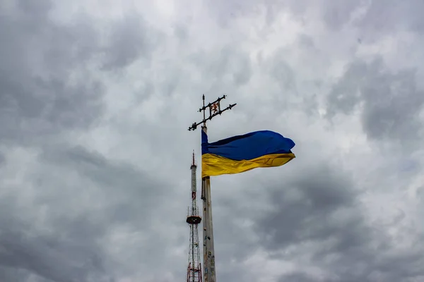 Ukrayna Bayrağı Bulut Ile Gri Gökyüzü Bir Arka Plan Üzerinde — Stok fotoğraf