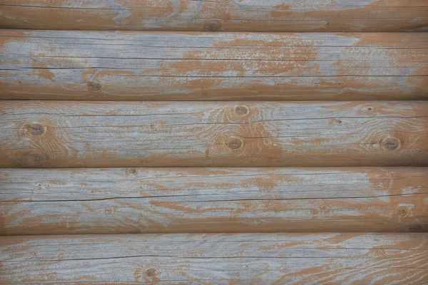 Grumes en bois gros plan, connectez-vous dans l'herbe. Table et banc en bois dans la forêt. Le bois comme fond et texture — Photo