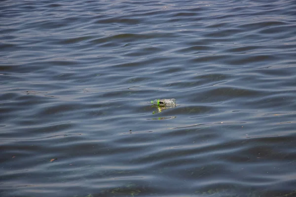 Πράσινο Νερό Στο Δνείπερ Σκουπίδια Επιπλέουν Στο Ποτάμι Ιστορικό Όπως — Φωτογραφία Αρχείου