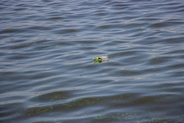 Πράσινο Νερό Στο Δνείπερ Σκουπίδια Επιπλέουν Στο Ποτάμι Ιστορικό Όπως — Φωτογραφία Αρχείου