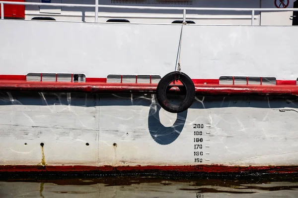 Neumático Coche Atado Por Una Cuerda Pesa Barco Blanco — Foto de Stock