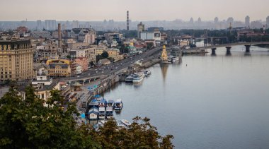 Avrupa 'nın merkezinde Kiev turu. Dinyeper manzarası, Trukhanov adası ve bir ayak köprüsü. Park çeşmesi ve gün batımı ufukta.