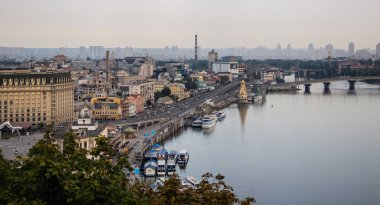 Avrupa 'nın merkezinde Kiev turu. Dinyeper manzarası, Trukhanov adası ve bir ayak köprüsü. Park çeşmesi ve gün batımı ufukta.