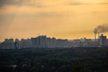 Avrupa 'nın merkezinde Kiev turu. Dinyeper manzarası, Trukhanov adası ve bir ayak köprüsü. Park çeşmesi ve gün batımı ufukta.