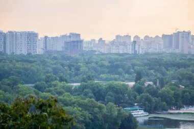 Avrupa 'nın merkezinde Kiev turu. Dinyeper manzarası, Trukhanov adası ve bir ayak köprüsü. Park çeşmesi ve gün batımı ufukta.