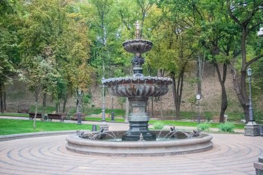Avrupa 'nın merkezinde Kiev turu. Dinyeper manzarası, Trukhanov adası ve bir ayak köprüsü. Park çeşmesi ve gün batımı ufukta.