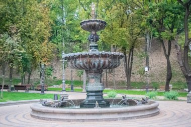 Avrupa 'nın merkezinde Kiev turu. Dinyeper manzarası, Trukhanov adası ve bir ayak köprüsü. Park çeşmesi ve gün batımı ufukta.