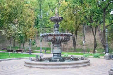 Avrupa 'nın merkezinde Kiev turu. Dinyeper manzarası, Trukhanov adası ve bir ayak köprüsü. Park çeşmesi ve gün batımı ufukta.