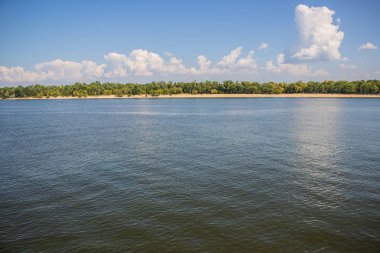 Avrupa 'nın merkezinde Kiev turu. Dinyeper manzarası, Trukhanov adası ve bir ayak köprüsü. Park çeşmesi ve gün batımı ufukta.