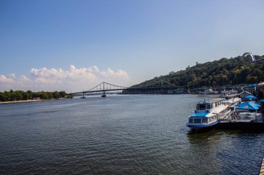 Avrupa 'nın merkezinde Kiev turu. Dinyeper manzarası, Trukhanov adası ve bir ayak köprüsü. Park çeşmesi ve gün batımı ufukta.