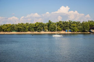 Avrupa 'nın merkezinde Kiev turu. Dinyeper manzarası, Trukhanov adası ve bir ayak köprüsü. Park çeşmesi ve gün batımı ufukta.