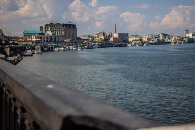 Avrupa 'nın merkezinde Kiev turu. Dinyeper manzarası, Trukhanov adası ve bir ayak köprüsü. Park çeşmesi ve gün batımı ufukta.