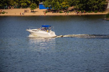 Avrupa 'nın merkezinde Kiev turu. Dinyeper manzarası, Trukhanov adası ve bir ayak köprüsü. Park çeşmesi ve gün batımı ufukta.