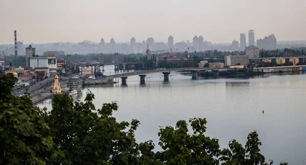 ヨーロッパの中心部でキエフのツアー ドニエプル トルコノフ島 足の橋の眺め 地平線の公園の噴水と夕日 — ストック写真