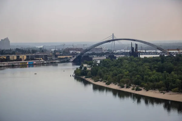 Wycieczka Kijowie Centrum Europy Widok Dniepr Wyspę Trukhanov Most Pieszy — Zdjęcie stockowe