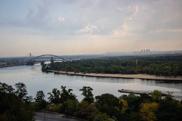 Tour Kiev Center Europe View Dnieper Trukhanov Island Foot Bridge — Stock Photo, Image